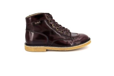 des bottes Red Wing à semelles marron sur fond blanc