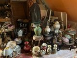 de nombreux types de vases et de bols sur la table