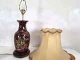 une lampe posée à côté d'un abat-jour sur une table