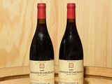 deux bouteilles de vin posées sur un tonneau
