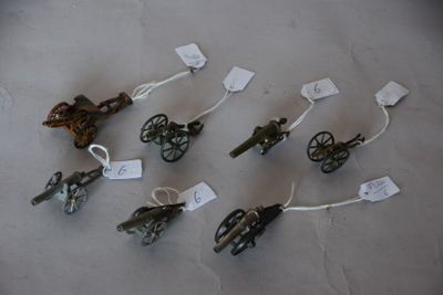 une multitude de petits objets métalliques posés sur une table