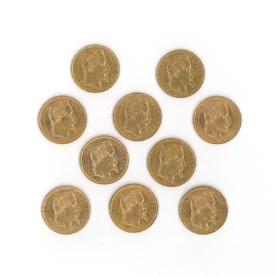 gros plan d'un paquet de pièces d'or sur une surface blanche