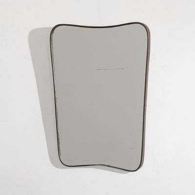 une image représentant un miroir accroché au mur