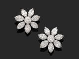 une paire de boucles d'oreilles en forme de fleur, ornées de diamants
