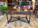 a table that is sitting on a rug in a room
