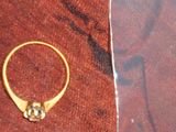 une photo d'une bague en or sertie d'un diamant