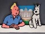 une affiche sur laquelle figurent un homme et un chien