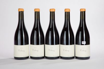 quatre bouteilles de vin sont alignées sur une surface blanche