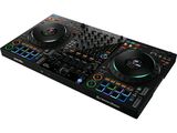un gros plan d'un contrôleur de DJ sur fond blanc