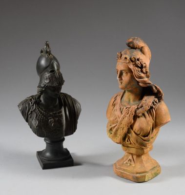 deux sculptures représentant des bustes de femmes et un buste d'homme