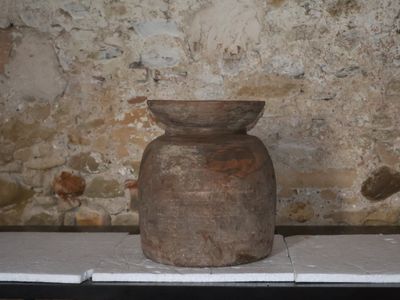 un vase posé sur une table devant un mur
