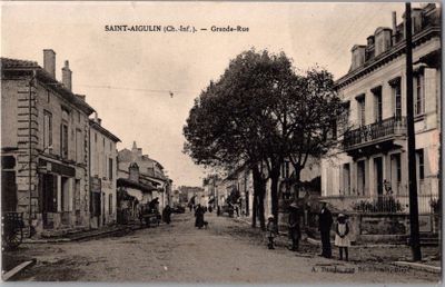une photo en noir et blanc d'une rue dans une ville