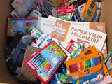 une boîte en carton remplie de livres et d'autres fournitures scolaires