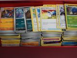 une boîte rouge remplie de nombreuses cartes, posée sur une table