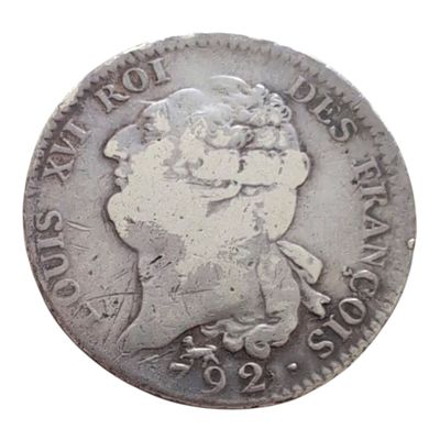 gros plan d'une pièce de monnaie sur fond blanc