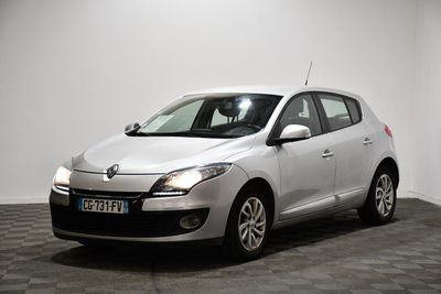 la photo d'une voiture blanche garée dans une salle d'exposition