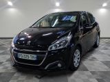 la petite voiture noire est garée dans une grande pièce