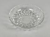 un bol en verre transparent orné d'un motif floral