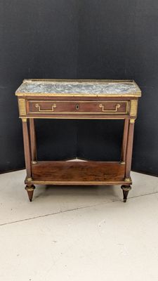 une petite table avec un plateau en marbre posé sur un piètement en bois