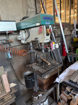 un homme qui travaille sur une machine dans un bâtiment