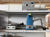 une étagère sur laquelle sont disposés de nombreux objets différents