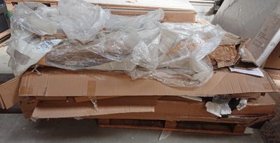 une grande pile de carton posée sur une pile de cartons