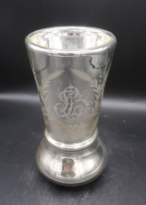 une coupe en argent posée sur une table