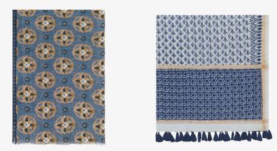 trois types différents de serviettes bleues et blanches sur fond blanc