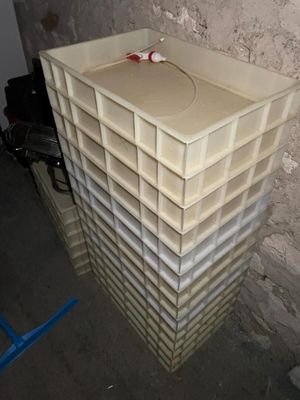 une pile de boîtes en plastique empilées les unes sur les autres
