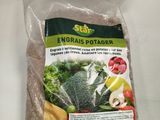 un sac de brocolis et d'autres légumes posé sur une table