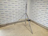 un appareil photo posé sur un trépied devant un mur