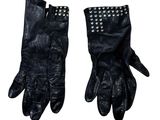 une paire de gants en cuir noir avec des rivets et des fermetures éclair