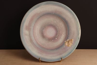 une assiette posée sur une table, sur fond noir