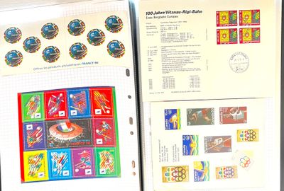 beaucoup de timbres sur les pages d'un livre