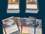 Quatre jeux de cartes « Magic : The Gathering » sont représentés sur un fond bleu.