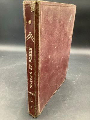un vieux livre posé sur une table, à côté d'une table grise