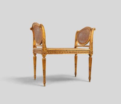 une image représentant un banc en bois avec un dossier et une assise en rotin