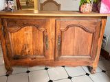 une armoire en bois sur laquelle est posé un vase