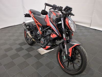 une moto rouge et noire garée dans une pièce