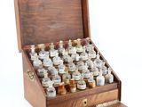 une boîte en bois remplie de petites bouteilles d'alcool