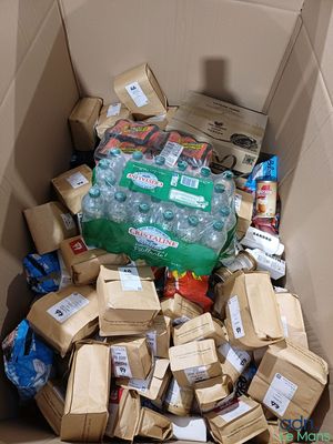 une boîte en carton remplie de beaucoup de nourriture et d'autres objets