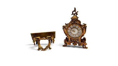 une petite horloge et une petite table avec un pied