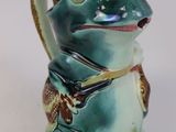 une grenouille assise sur une tasse