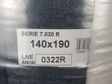 un gros plan sur un rouleau de tissu muni d'une étiquette de prix