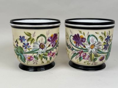 deux tasses ornées de fleurs, posées sur une table
