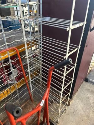 une étagère métallique sur laquelle sont posés tout un tas d'objets
