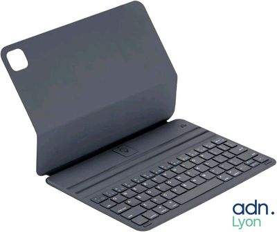 un gros plan d'une tablette sur laquelle est posé un clavier