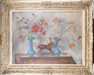 un tableau représentant des fleurs dans des vases posés sur une table