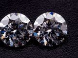 une paire de diamants taille ronde sur un fond noir