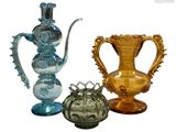 trois vases en verre posés l'un à côté de l'autre sur une surface blanche